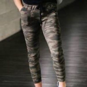 Zyia Camo Unwind Joggers Size M